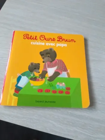 Petit ours brun cuisine avec papa