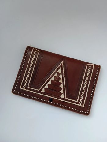 Petite pochette vintage en cuir marron dessins blancs