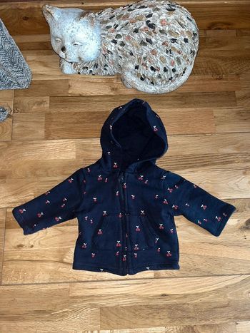Joli gilet sweat bleu marine motifs cerises kiabi 1mois/54cm