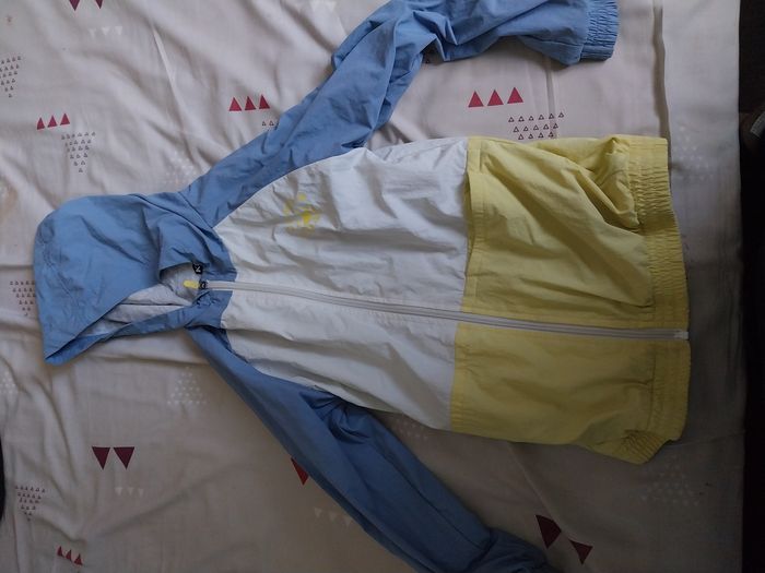 Coupe vent jaune et bleu pour garçon en 10 ans