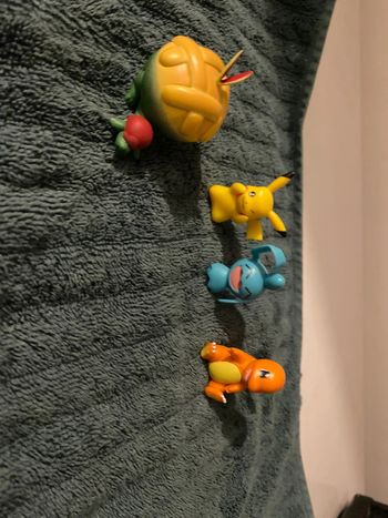 Lot de 4 figurines Pokémon