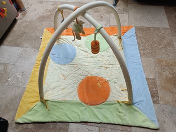 Tapis d'éveil avec arche et jouets suspendus 