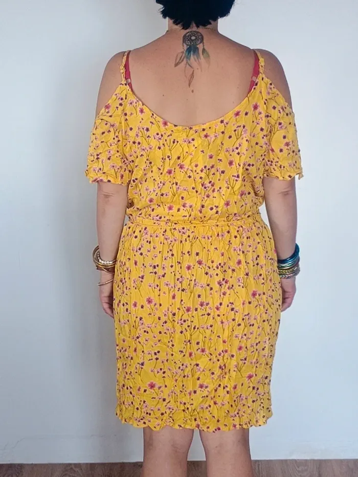 Robe Pimkie Taille L – Imprimé floral jaune – Épaules dénudées - photo numéro 2