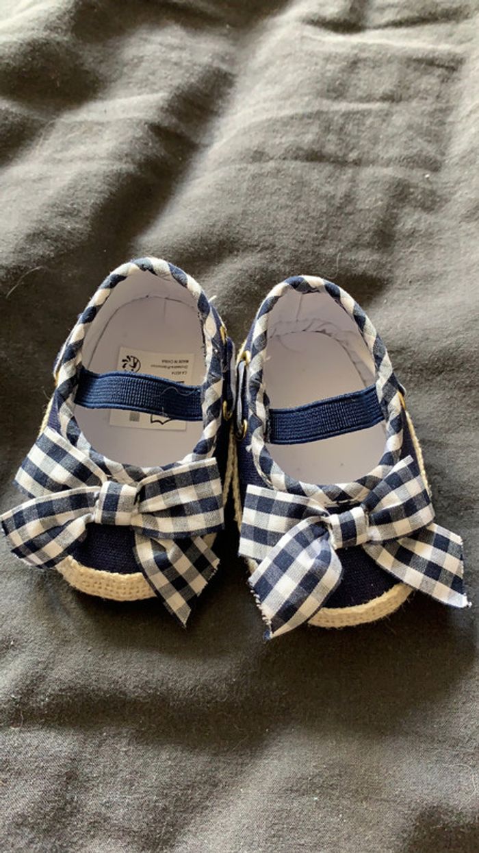 Chaussures bébé fille jamais portées (de la naissance à 6 mois) - photo numéro 2