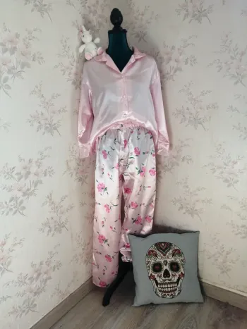 Ensemble de pyjama pantalon à motifs roses et chemise rose en satin / lbp magnet /(42-44)