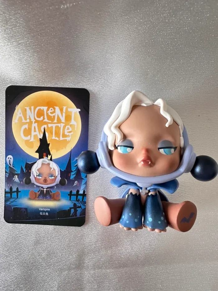 Popmart X Skullpanda Figurine Vampire – Série Ancient Castle - photo numéro 2
