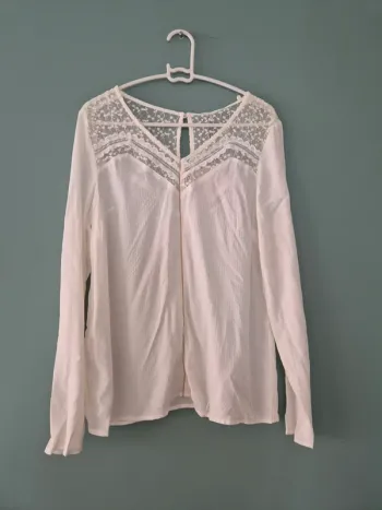 Blouse blanche a manches longues et dentelle, nafnaf taille 38 neuve