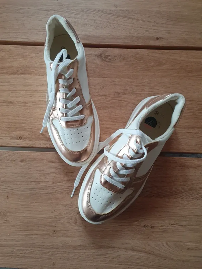 🌸 Baskets blanches avec détails rose gold 🌸 pointure 39 🌸