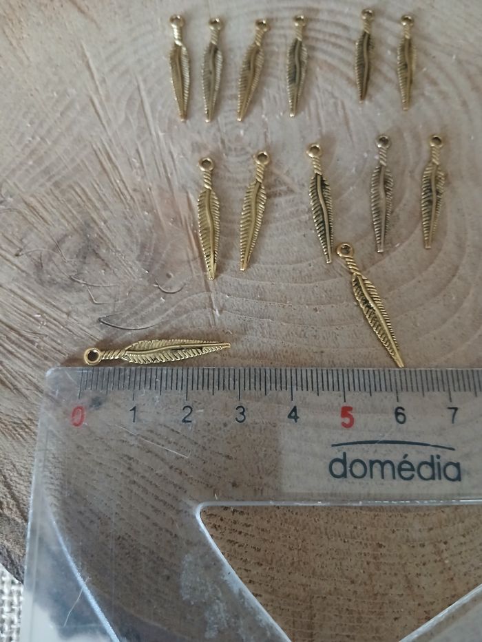 Lot de 22 breloques plumes doré - photo numéro 2