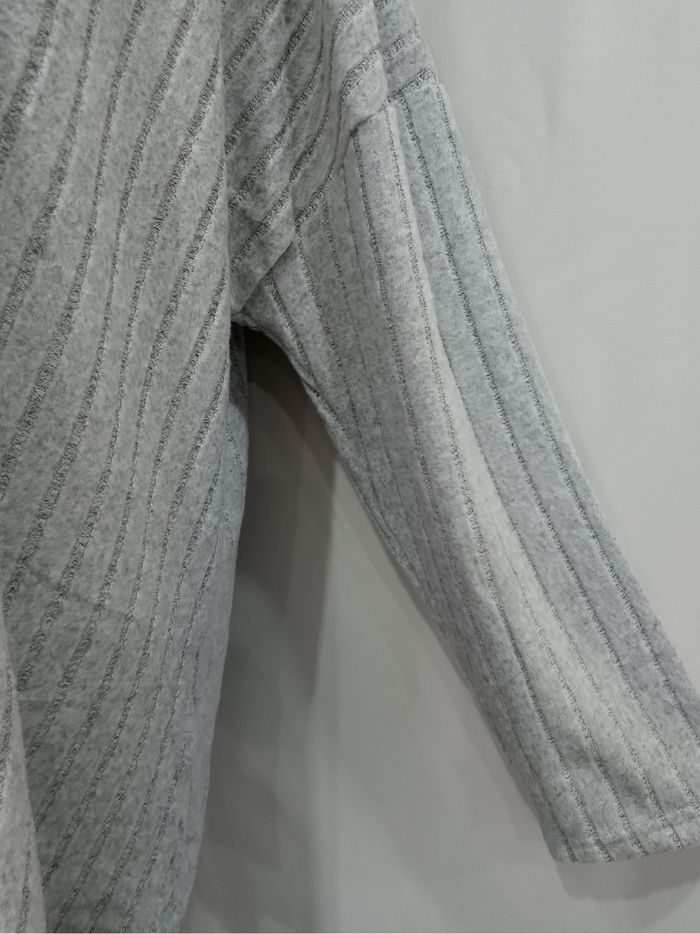 T-shirt grande taille gris avec bordure en dentelle guipure – chic et confortable toutes saisons - photo numéro 4