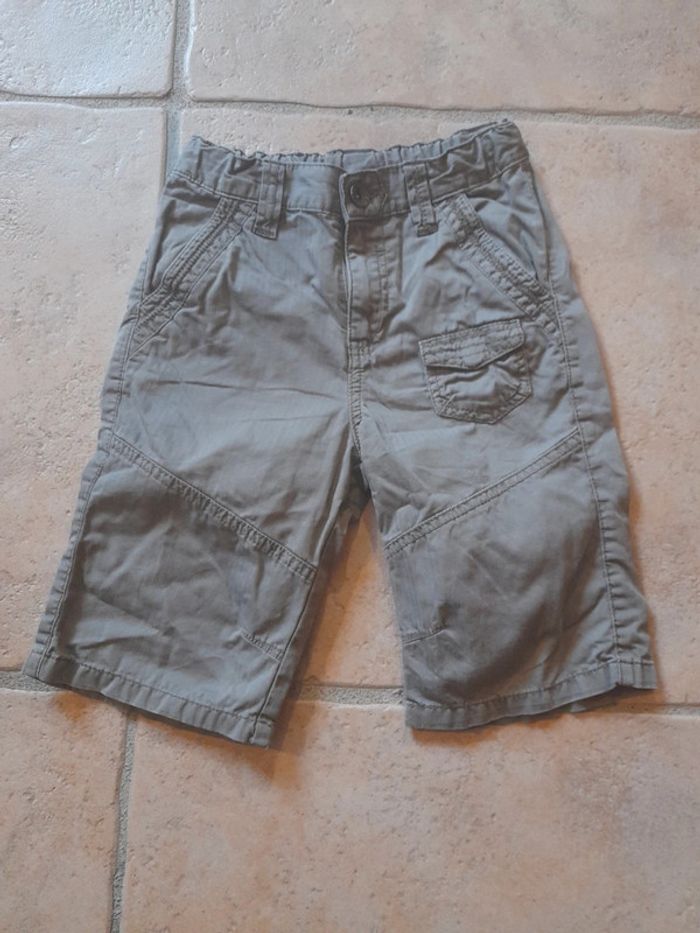 Short kaki/gris NKY 8 ans