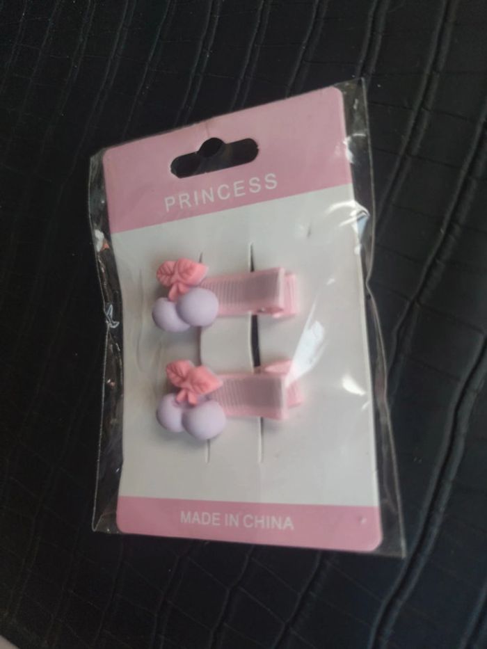 Pince à cheveux décors cerises couleur rose - photo numéro 2