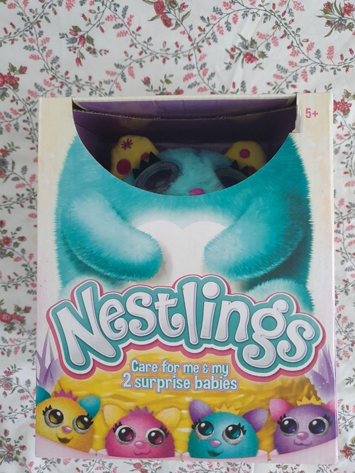 Maman Nestlings et ses bébés