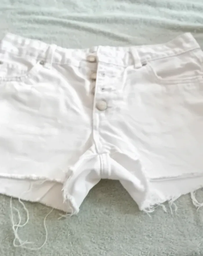 Très joli petit short en jean blanc pimkie taille 34