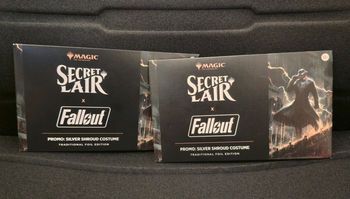 Lot de 2 Secret Lair Promo: Silver Shroud Costume Foil Édition Fallout × Magic the Gathering