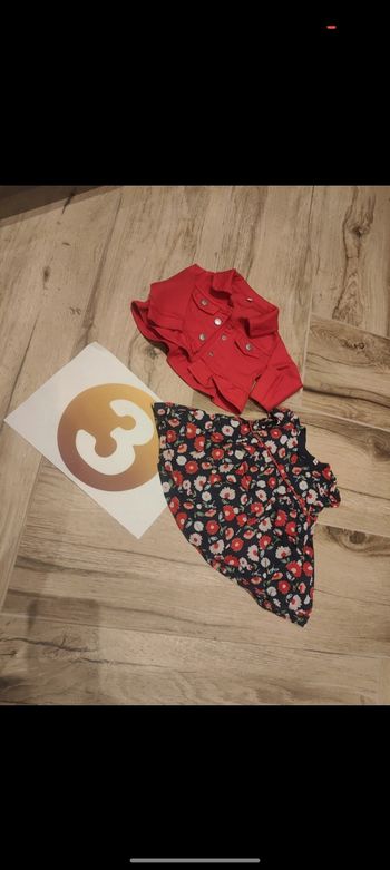 Lot 1 veste rouge + 1 robe à fleurs rouges doublé bleu marine 
Taile 3 mois 
Parfait état jamais portée