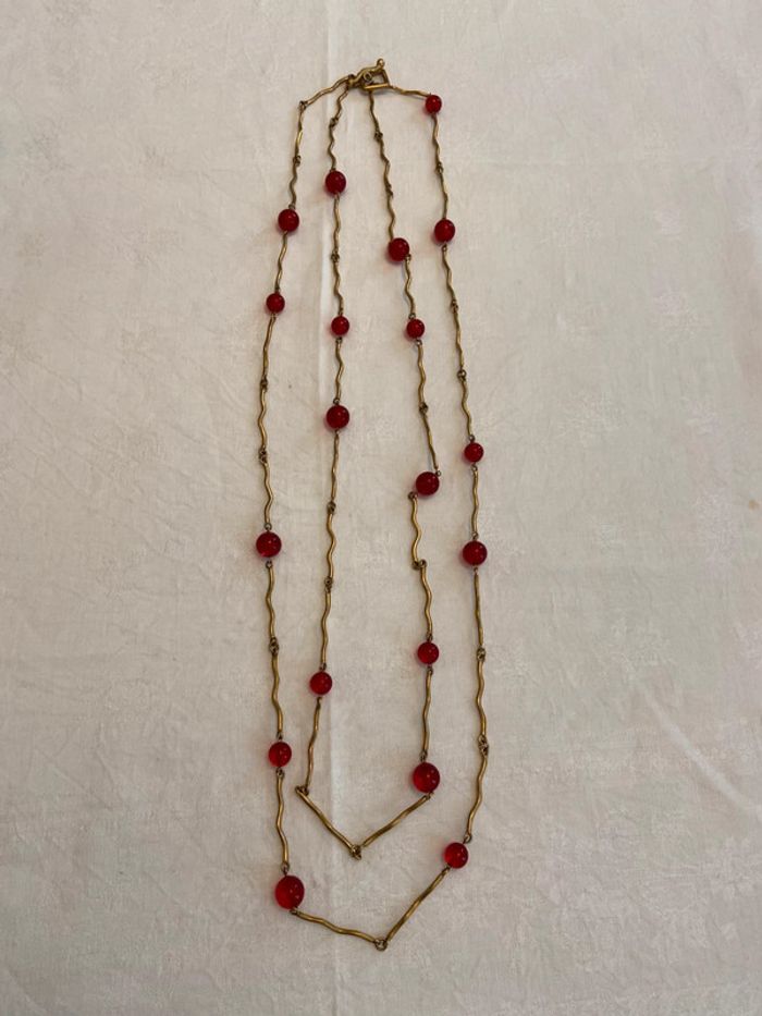 Long sautoir doré et perles résine rouge Biche de Bere - photo numéro 15