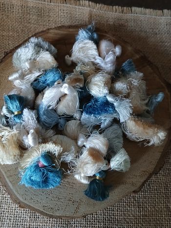 Lot de 50 pompons glands bleu blanc crème