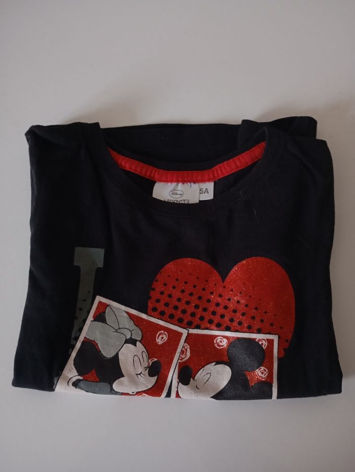 Tee-shirt manches courtes. 5 ans. Coton noir ,rouge ,blanc et gris . Paillettes rouges. Disney Mickey et Minnie. Parfait état - photo numéro 4