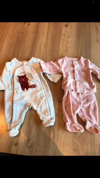 2 pyjamas taille naissance kiabi/tape à l’œil