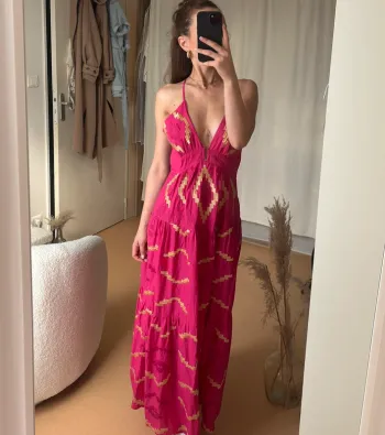 Robe bohème chic rose fuschia et or dos nu