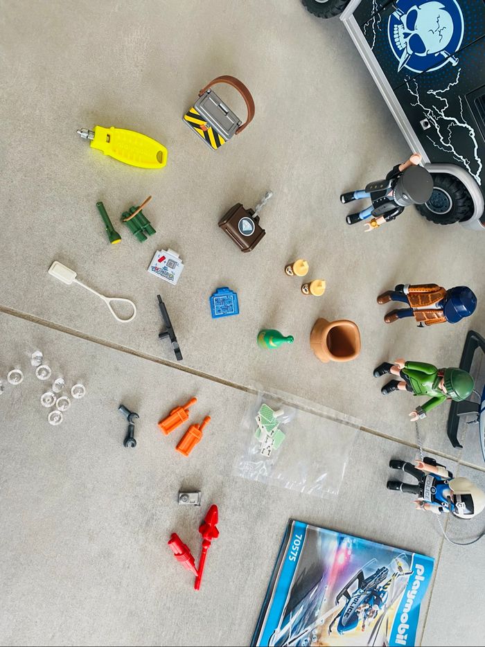 Playmobil city 70575 camion de bandits et policier - photo numéro 2