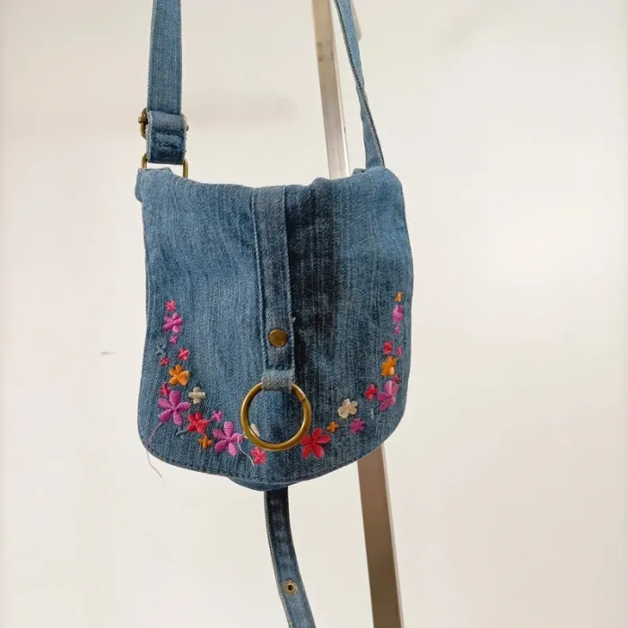 Sac bandoulière en jean bleu brodé de fleurs roses et rouges S031