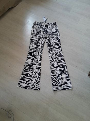Très beau pantalon zèbre moulant évasé tout doux neuf taille M ou L Noisy May