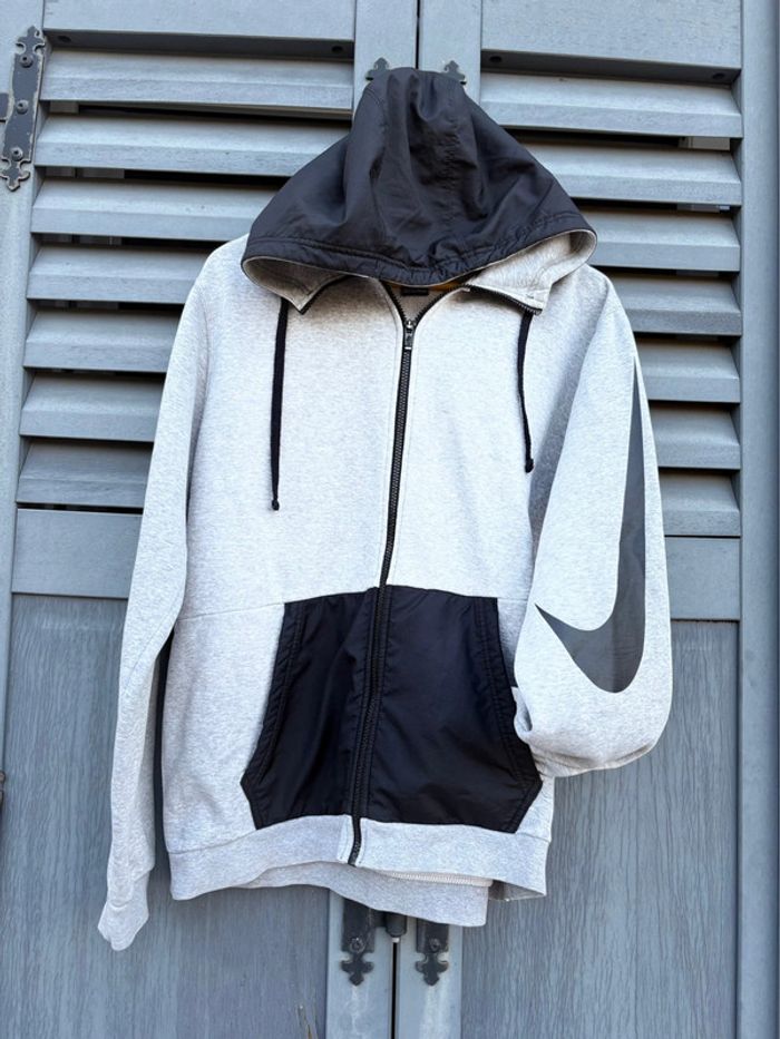 Veste Nike - grise/noir à capuches - taille L - mi saison - en très bon état