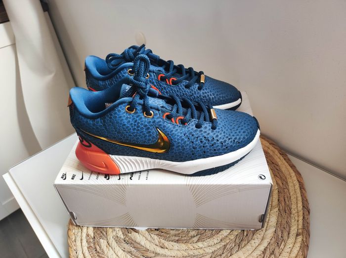 Baskets Nike LeBron XXI.  Taille 35.5 - photo numéro 2