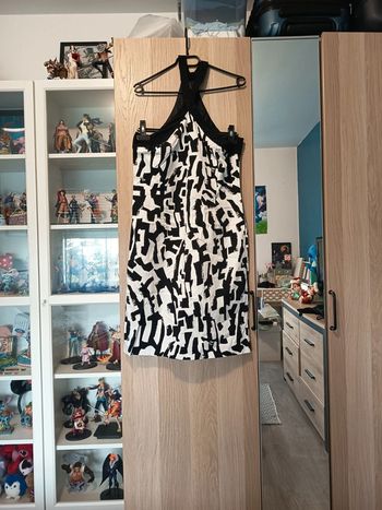 Robe blanche avec dessin noir et détails
Neuve Camaïeu - Taille XXL 44