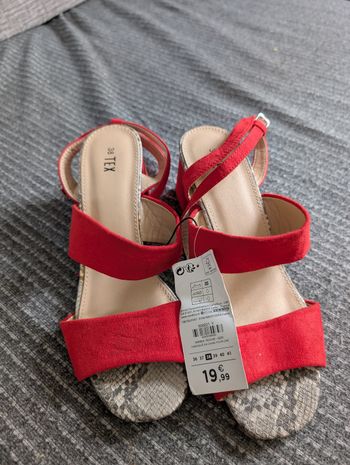 Jolies Sandales à talons carres 