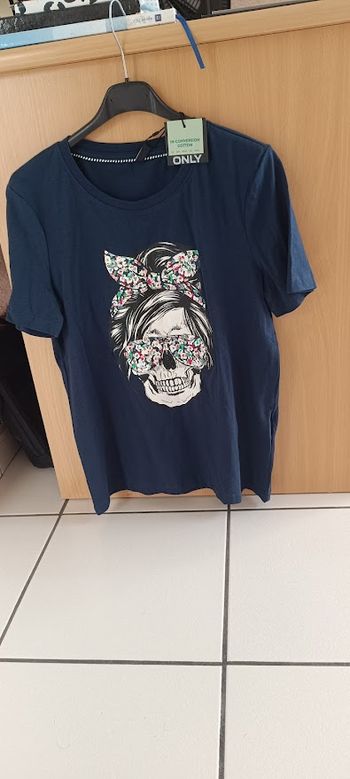 tee shirt bleu "tête de mort" ONLY taille 36 NEUF