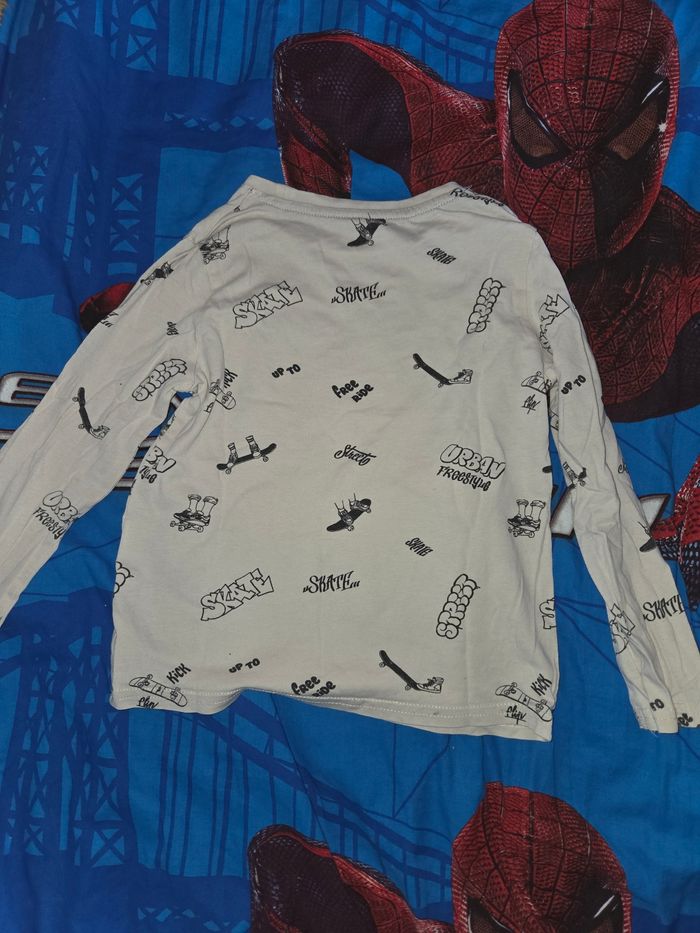 Tshirt kiabi  manche longue 5 ans - photo numéro 2