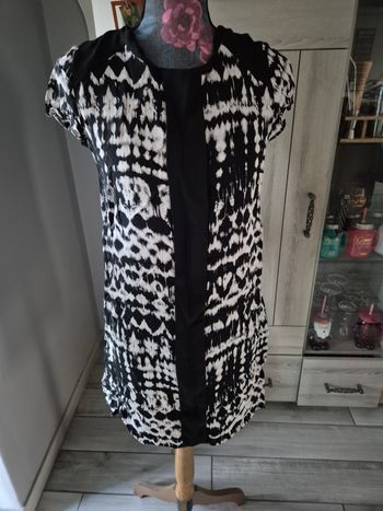 Robe noire et blanche