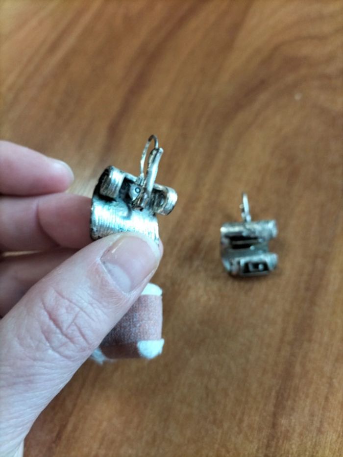 Boucles d'oreilles dormeuses en métal argenté avec une pointe de vert - photo numéro 5