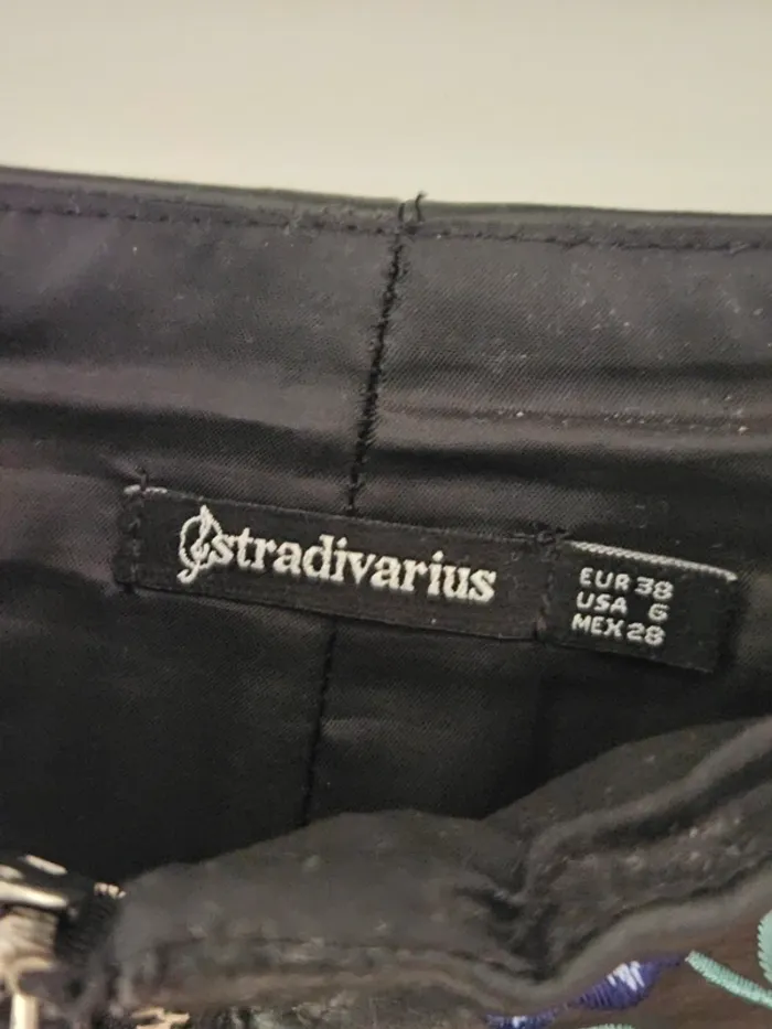 Mini-jupe noire en simili cuir avec fleurs brodées et fermeture éclaire Stradivarius taille 38 / M - photo numéro 2
