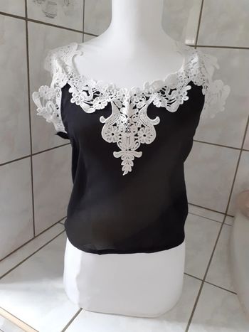 Top noir fin,empiècements style dentelle