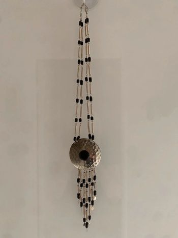 Collier noir et métal