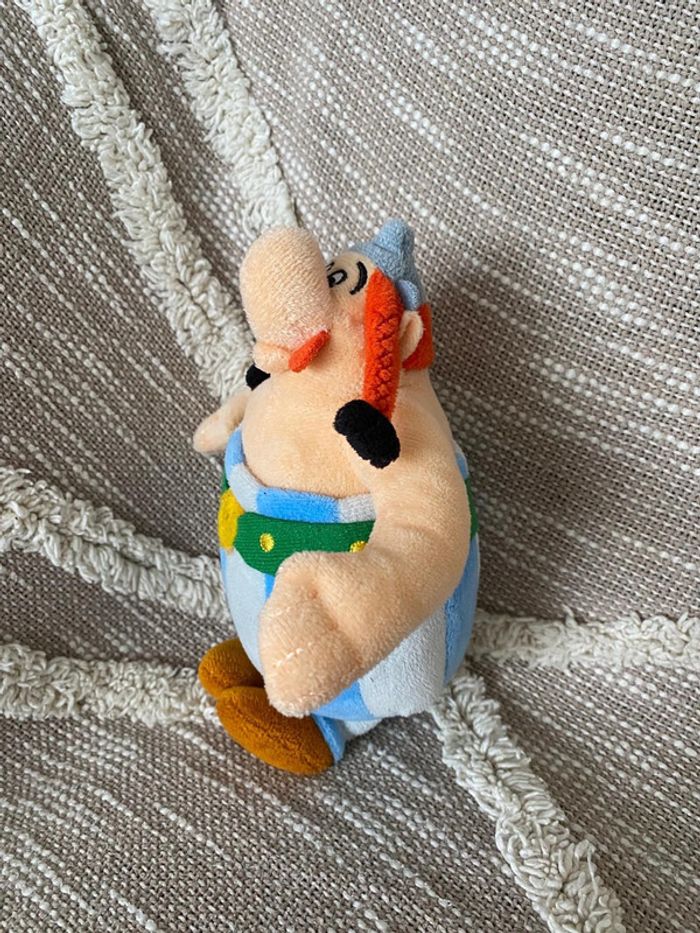 Peluche doudou 22cm Astérix Obelix bleu avec menhir à noeud jaune très bon état - photo numéro 4