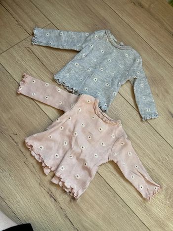 Lot 2 hauts Kiabi 1 mois à fleurs, rose et gris
