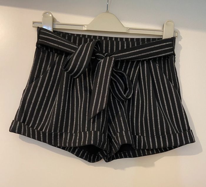 Short noir à rayures