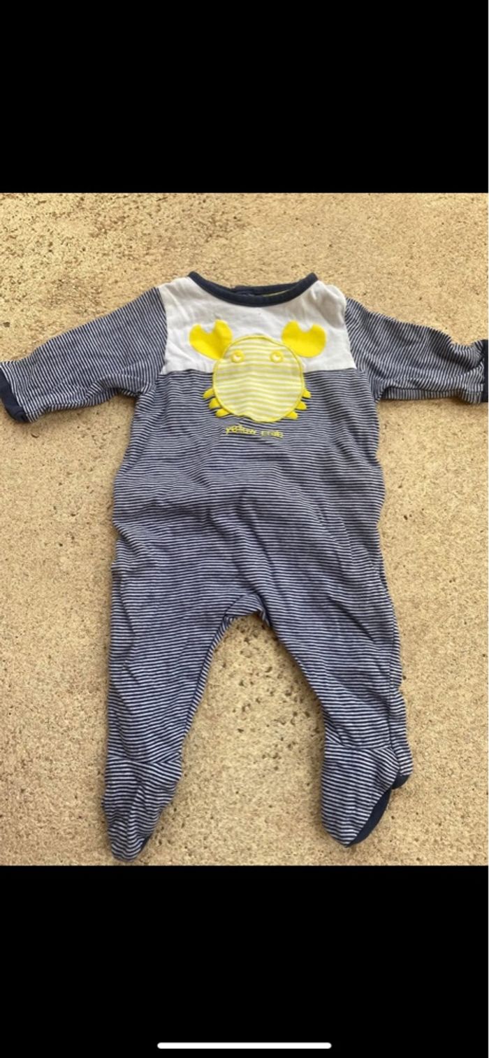 Pyjama Obaibi rayé blanc et bleu et crabe jaune