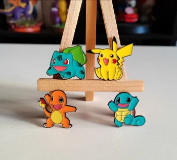Lot de 4 pin's Starter Pokémon / Bulbizarre, Salamèche, Pikachu & Carapuce