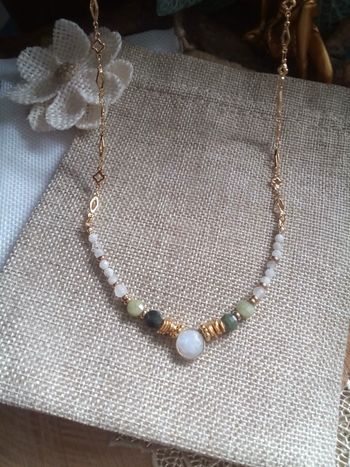 Collier en pierres semi précieuses, pierres de lune et de jade verte