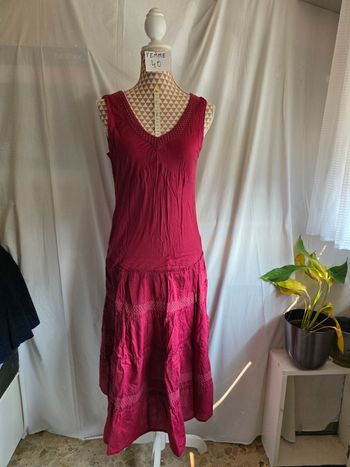 Robe,rose/bordeaux, en excellent état, en coton,encolure et partie basse en crochet, largeur d'épaule 33cm, largeur sous bras 44cm, longueur 118cm,marque Bleu Bonheur =8€Robe,rose/bordeaux, en excellent état, en coton,encolure et partie bas