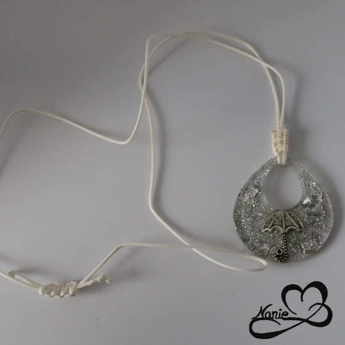 Pendentif en résine avec un parapluie et des feuilles d'argent !! 🌂☔☂️