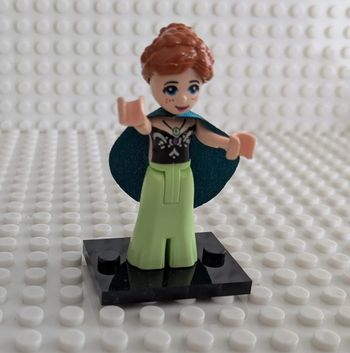 Figurine Disney , La Reine des Neiges  : Anna en tenue de couronnement , style lego