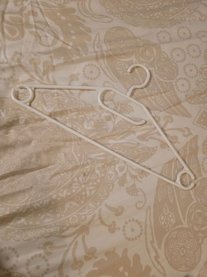 Lot de 24 cintres plastique noir et blanc - photo numéro 4