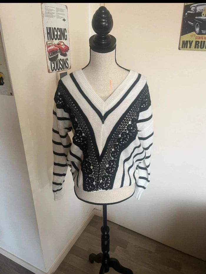 Très beau pull en V taille unique neuf